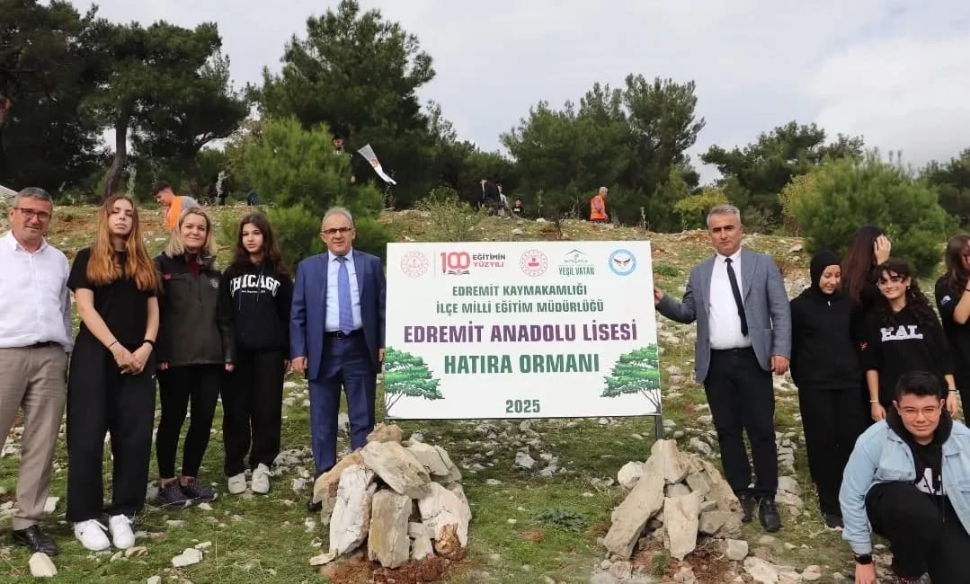 Edremit Anadolu Lisesi öğrencileri hatıra ormanında fidan dikti Edremit Anadolu Lisesi öğrencileri, Güre Kavurmacılar Mahallesi’nde oluşturulan Hatıra Ormanı’nda