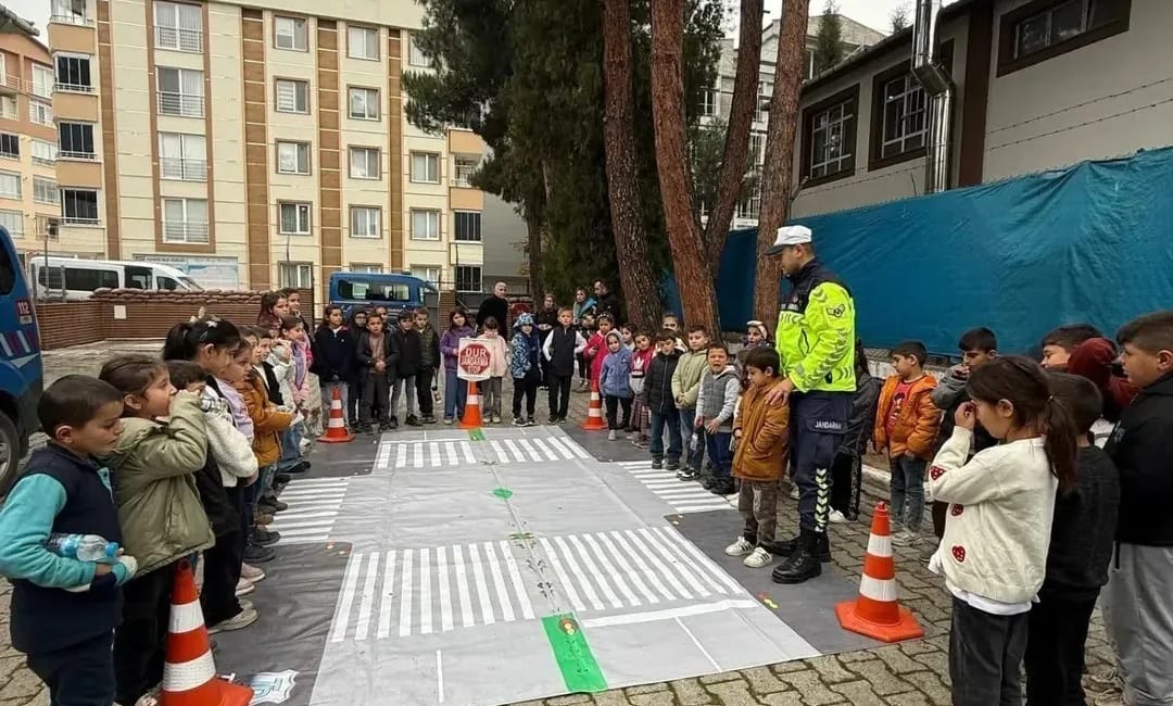 Boyabat’ta öğrenciler ilçeyi tanıma etkinliklerinde buluştu Boyabat’ta üç ilkokuldan öğrenciler, atölye çalışmalarından trafik eğitimine, kültürel miras