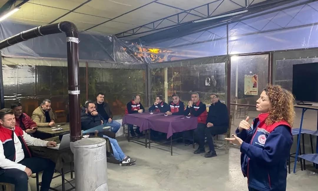 Efeler’de üreticilere şap hastalığıyla ilgili bilgilendirme yapıldı Aydın İl Tarım ve Orman Müdürlüğü, Karahayıt Mahallesi’nde üreticilerle bir