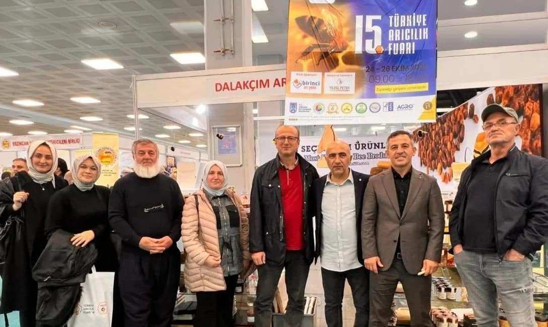 Düzceli kadın arıcılar arı sütü üretimini fuarda inceledi Düzce İl Tarım ve Orman Müdürlüğü’nün yürüttüğü “Ana Dokunuşu ile