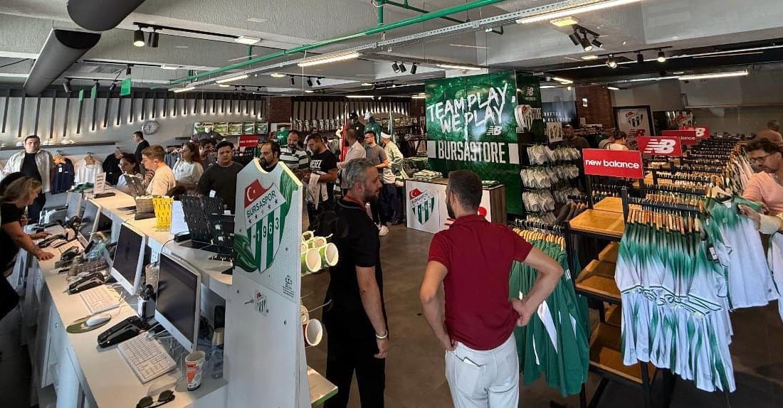Bursaspor’un yeni sezon formalarına büyük ilgi Bursaspor’un Retro ve İntertoto koleksiyonları stadyum mağazasında satışa çıktı. Taraftarlar