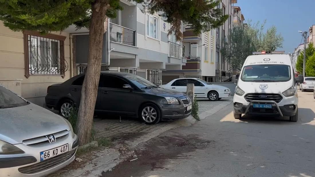 Bursa’da iki kardeş arasında bıçaklı kavga: 2 yaralı Bursa’nın Osmangazi ilçesinde sokak ortasında bıçaklarla birbirine saldıran iki kardeş