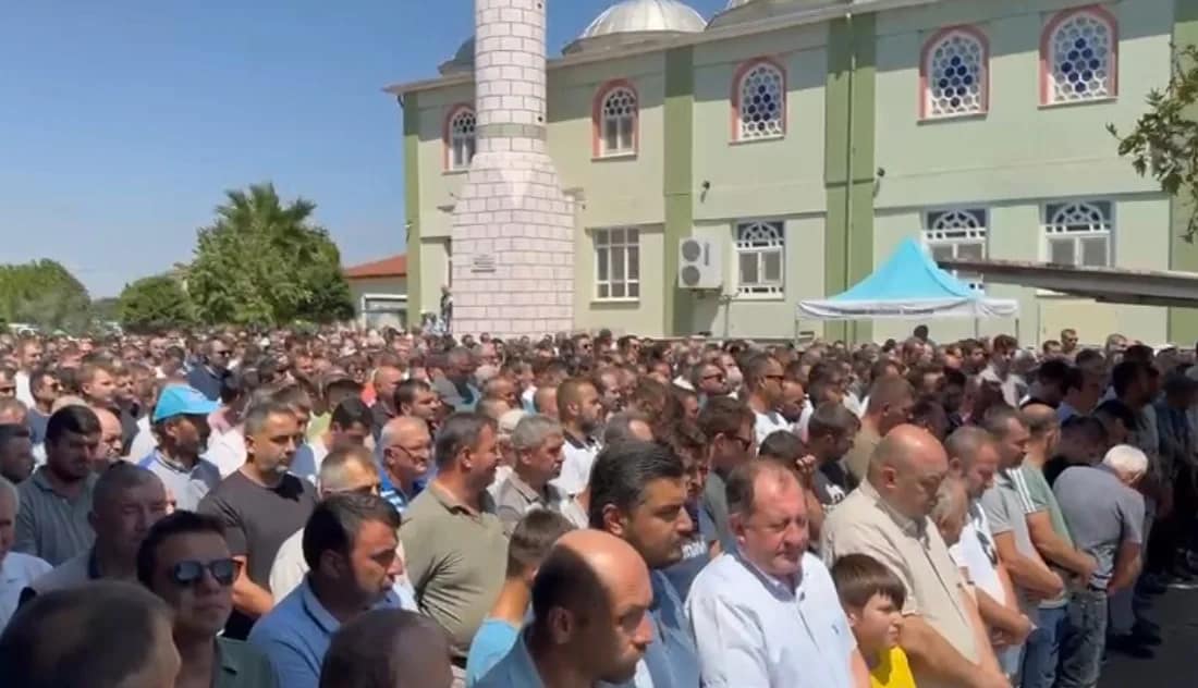 Teksüt yangınında hayatını kaybeden Özcan Yıldırım son yolculuğuna uğurlandı Balıkesir’in Gönen ilçesindeki Teksüt fabrikasında çıkan yangında hayatını kaybeden Özcan