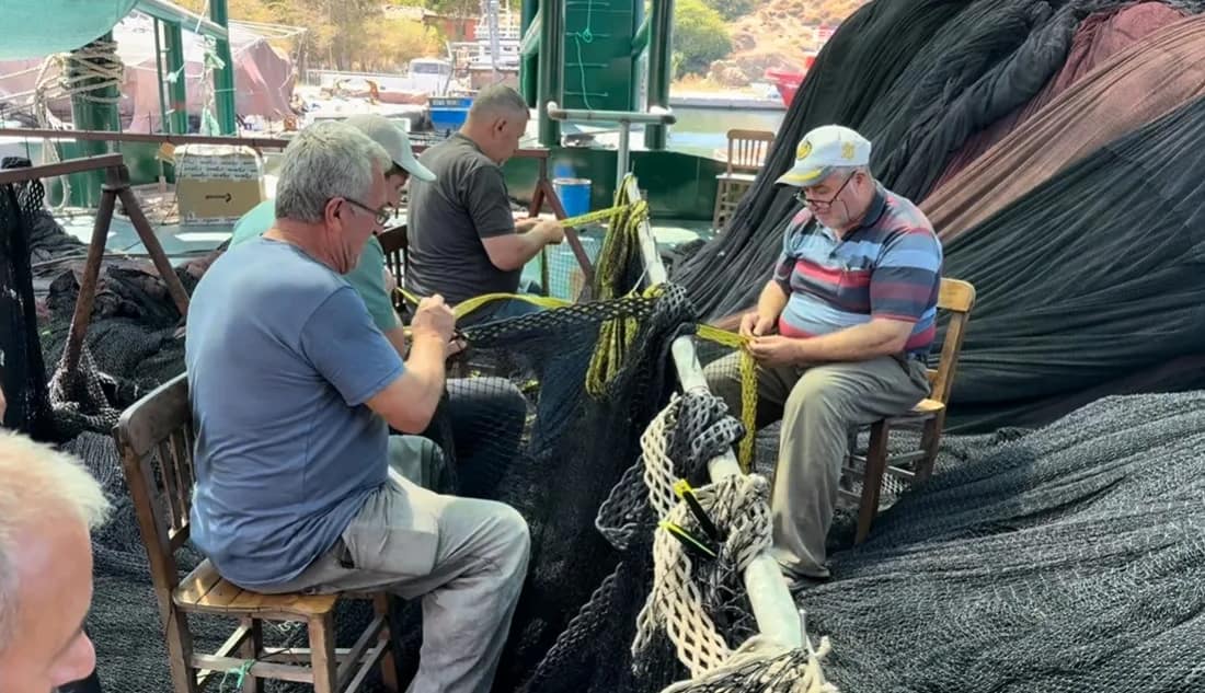 Balıkçılar “vira bismillah” demeye hazırlanıyor Balıkesir’in Erdek ilçesine bağlı Kestanelik Mahallesi’nde balıkçılar ağlarını onarıp teknelerini