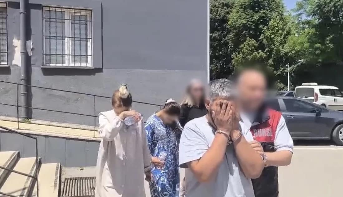 Çaldıkları çelik kasayla yakalandılar: 1.8 milyonluk ziynet sahibine teslim edildi Bursa’da bir evden çaldıkları içerisinde yaklaşık 1 milyon 800 bin