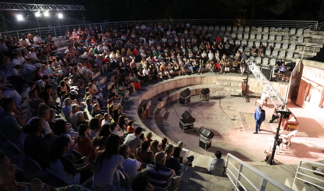 Efes Selçuk’ta sanat ve dayanışma amfi tiyatro sahnesinde İzmir Efes Selçuk Amfi Tiyatro, hem sanata duydukları tutkuyla hem