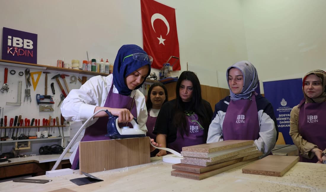 İBB’den kadınlara marangozluk eğitimi İBB, kadınların gündelik yaşamda karşılaşabilecekleri ihtiyaçlara yönelik beceriler kazandırmak amacıyla