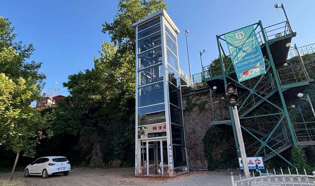İzmit Tren Garı’nda asansör kulesi tamamlanıyor Kocaeli’de Büyükşehir Belediyesi, vatandaşların İzmit Tren Garı’na ulaşımını kolaylaştıracağı asansör