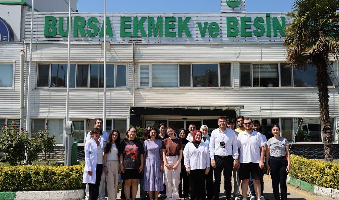 “Gülümseyen Gençlik” BESAŞ’ta Bursa Büyükşehir Belediyesi Gençlik Kulübü üyesi gençler, ‘Gülümseyen Gençlik’ programı