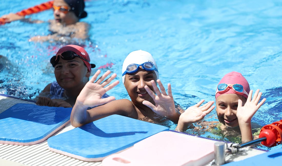 Yaz Spor Okulları’nda yüzme heyecanı sürüyor Bursa Büyükşehir Belediyesi’nin Yaz Spor Okulları’nda yüzme branşının ikinci dönemi