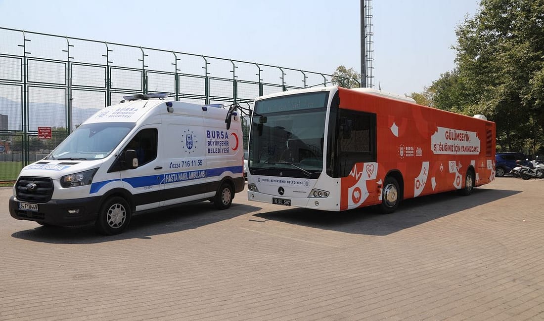 Yangının ortasına sağlık desteği! Sağlık Otobüsü Harmancık’ta Bursa Büyükşehir Belediyesi, Harmancık’taki yangın bölgesine doktor, hemşire ve psikologlardan