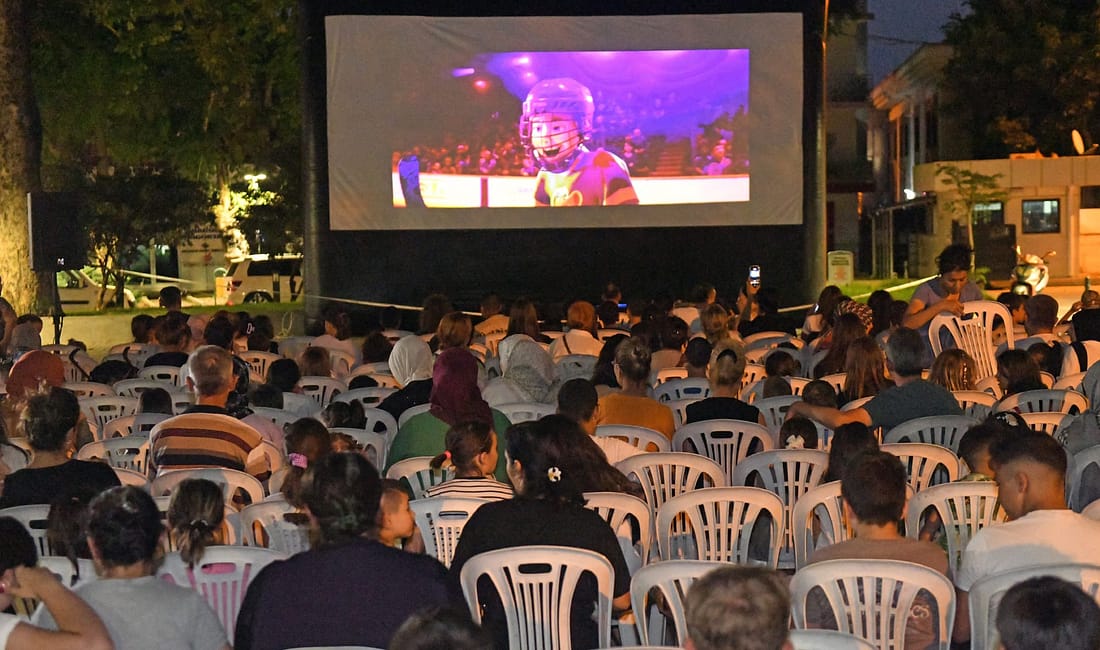 Osmangazi’de açık hava sineması ilgiyle izleniyor Osmangazi Belediyesi, yaz akşamlarında vatandaşlara keyifli anlar sunmaya devam ediyor.