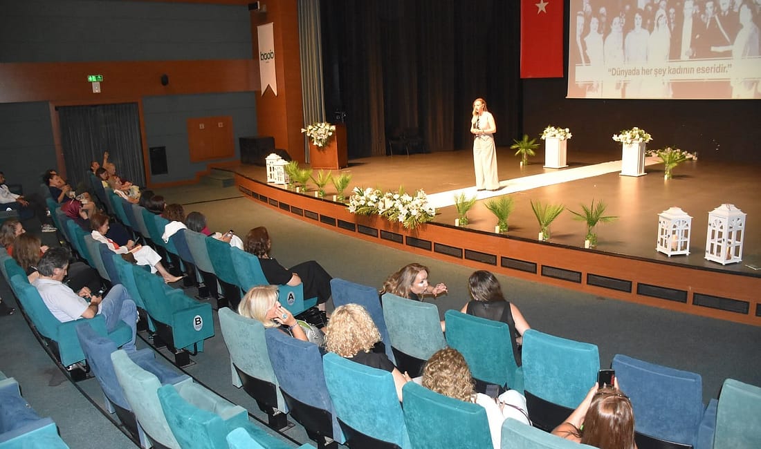 Bursa’da Kadınların Sektörel Gücü Konuşuldu “Zirvede Kadın Var” etkinliğinde gayrimenkulde kadın başarısı anlatıldı.