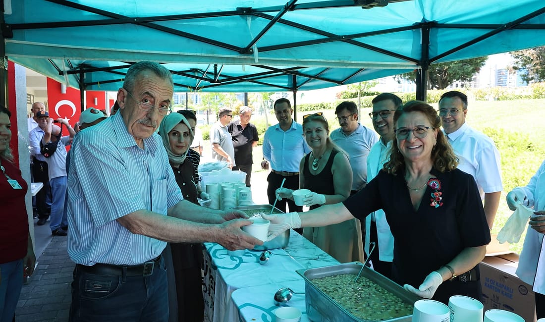 Şehitlik Anıtı’nda Aşure İkramı! Nilüfer Belediyesi, Muharrem ayının bereketini şehit ve gazi yakınlarıyla paylaştı.