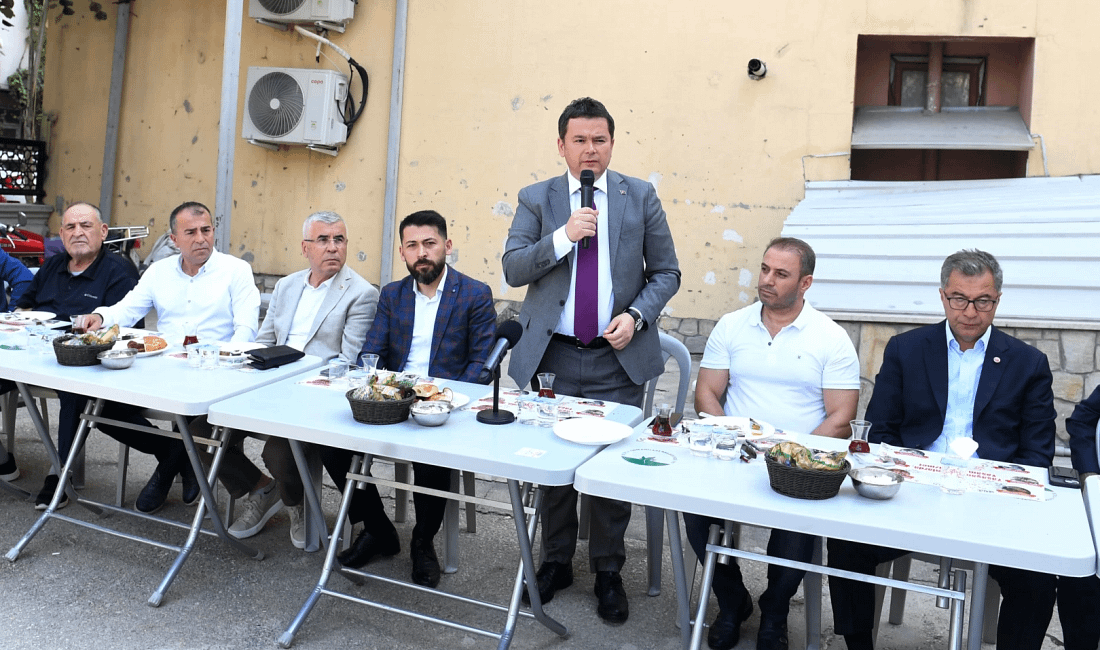 Bursa Osmangazi’de mahalle buluşmalarıyla sorunlara hızlı çözüm Bursa Osmangazi’de yaşayan vatandaşlara daha iyi hizmet verebilmek için mahalleleri