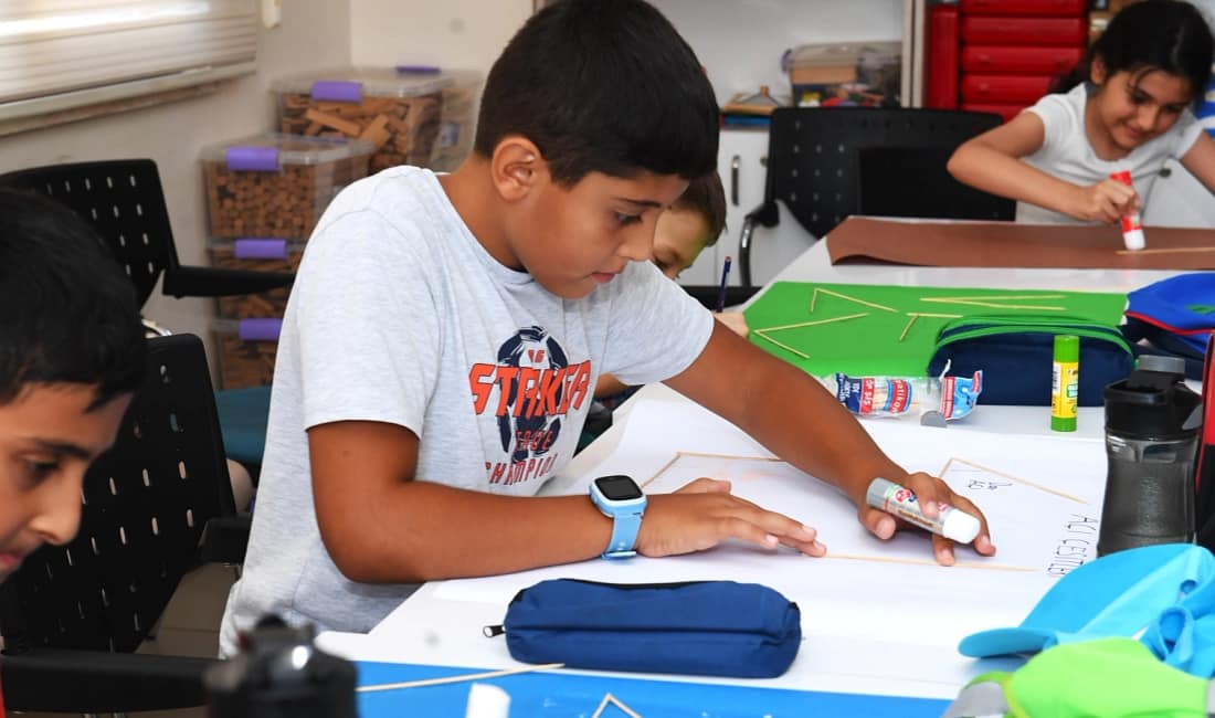 Denizli Büyükşehir Belediyesi’nden çalışan ailelere büyük destek Denizli Büyükşehir Belediyesi, anne ve babası tam gün çalışan ailelerin