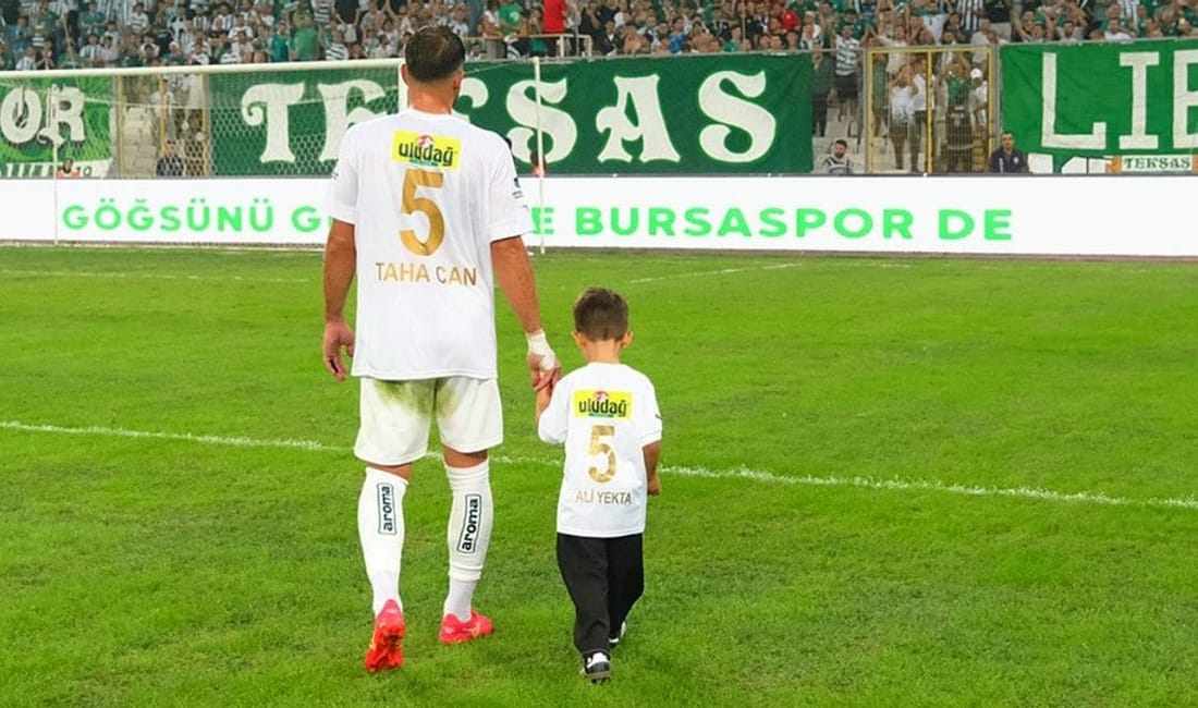 Taha Can Velioğlu Bursaspor’a veda etti: “Hayalim gerçekleşti” Bursaspor formasıyla kupa kaldırma hayalini gerçekleştiren tecrübeli savunmacı Taha Can