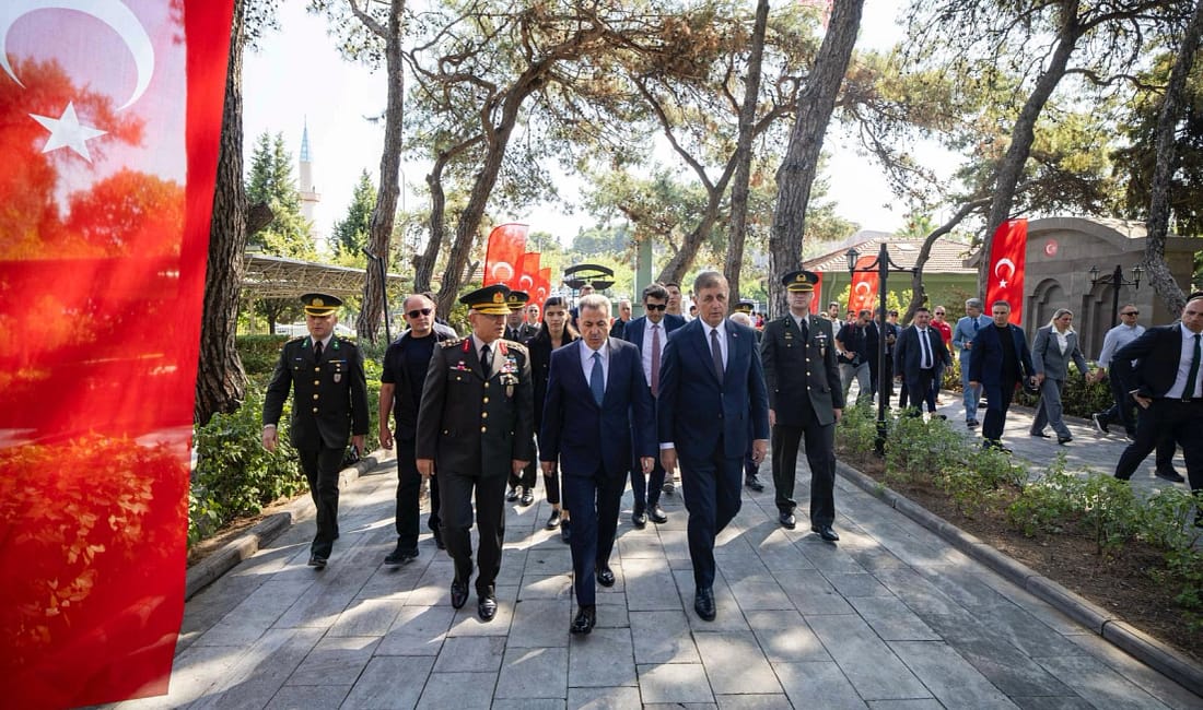 İzmir’de 15 Temmuz şehitleri anıldı İzmir Büyükşehir Belediye Başkanı Dr. Cemil Tugay, 15 Temmuz Demokrasi