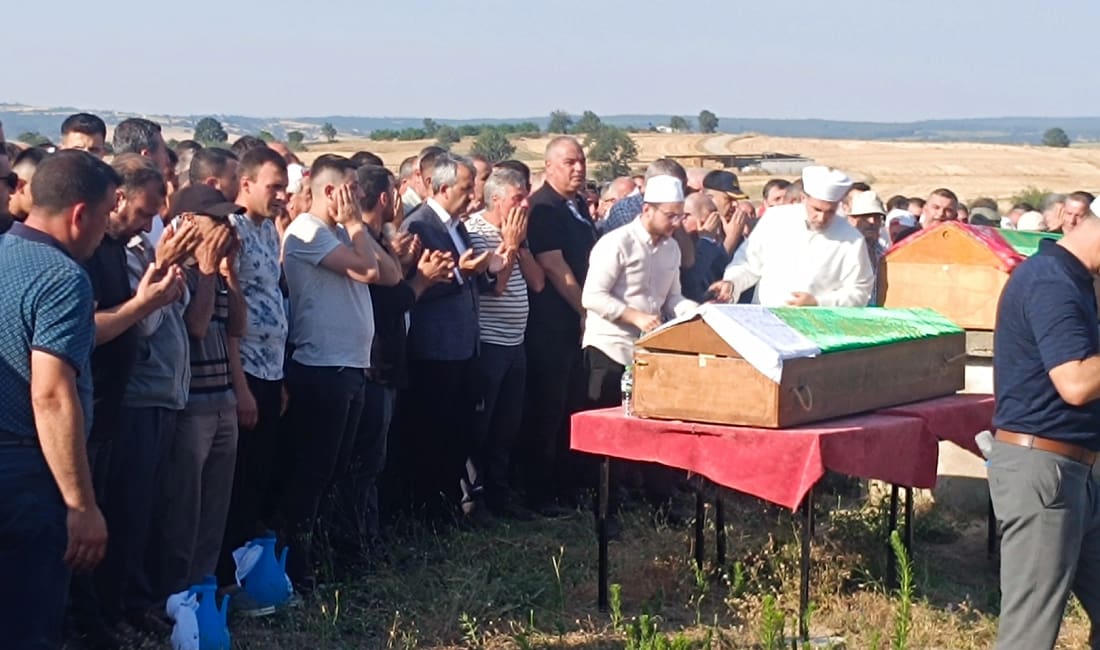 Ölüme birlikte gittiler… Oskan çifti gözyaşlarıyla uğurlandı Edirne Keşan-Enez karayolunda yaşanan feci kazada hayatını kaybeden Astsubay Erkan