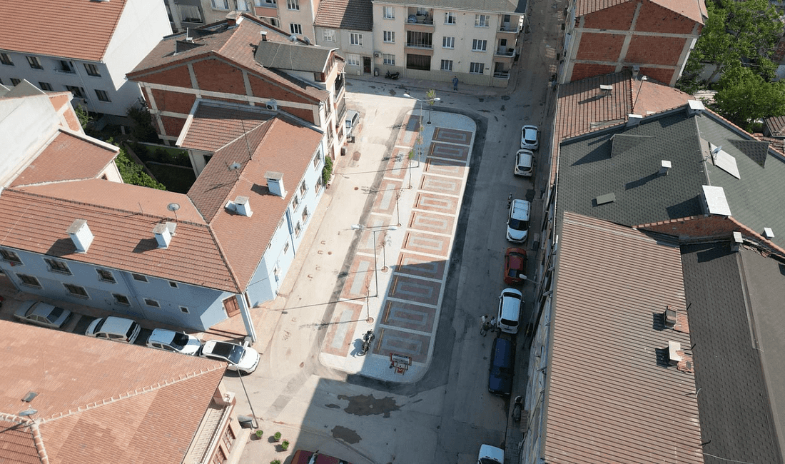 İnegöl Belediyesi’nden Otopark ve Yeşil Alan Hamlesi İnegöl Belediyesi, şehir genelinde artan otopark ihtiyacına çözüm üretmeye devam