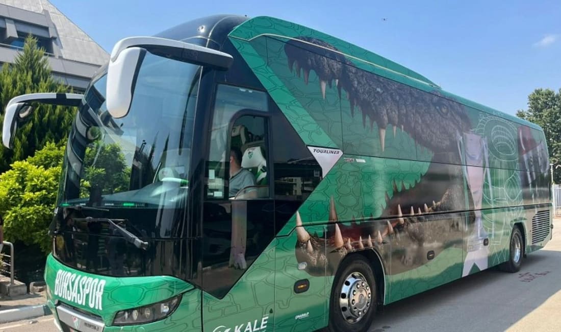 Bursaspor’un yeni takım otobüsü görücüye çıktı Kale Seyahat sponsorluğunda hazırlanan özel tasarım takım otobüsü Bursaspor’a teslim