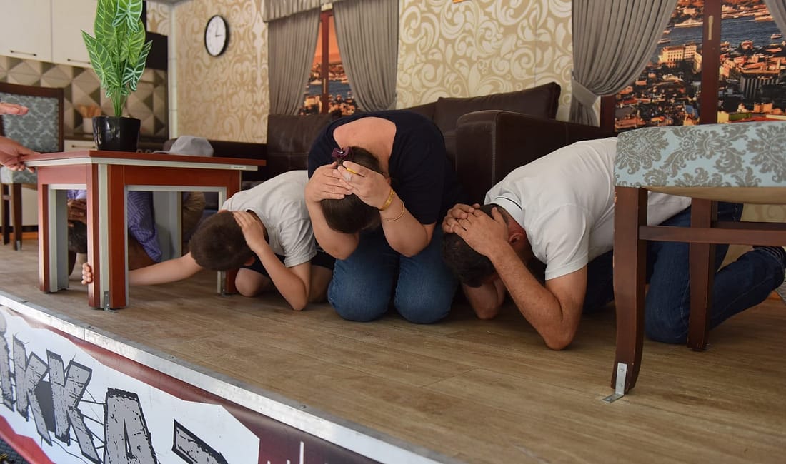 Yıldırım’da Vatandaşa Uygulamalı Deprem Eğitimi Yıldırım Belediyesi ve AFAD iş birliğinde düzenlenen simülasyon eğitiminde vatandaşlara