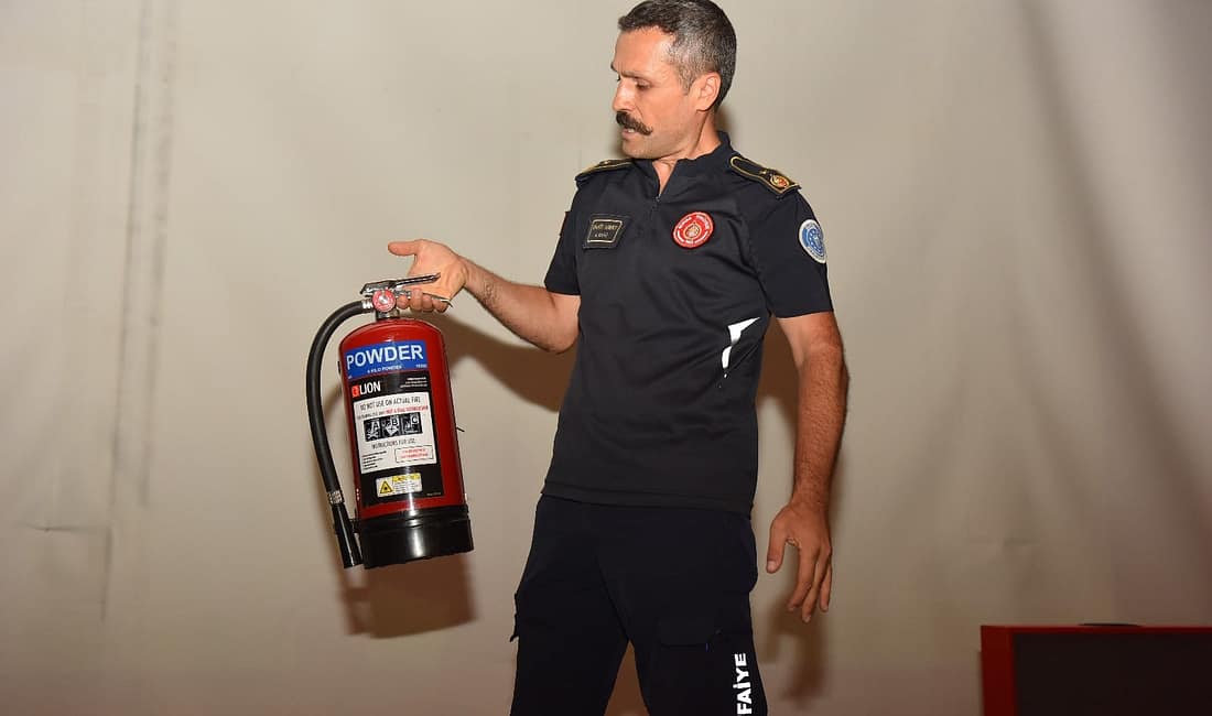 Yıldırım Belediyesi’nden kapsamlı yangın eğitimi Yıldırım Belediyesi Afet İşleri Müdürlüğü, belediye çalışanları ve özel güvenlik
