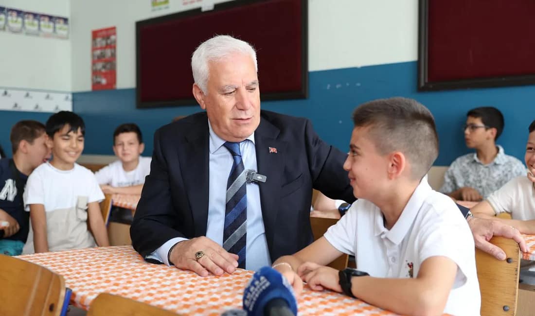 Mustafa Bozbey: “Bursa’da hiçbir çocuk yalnız değildir” Bursa Büyükşehir Belediyesi’nin ilkokul, ortaokul ve lise öğrencilerine yönelik eğitim