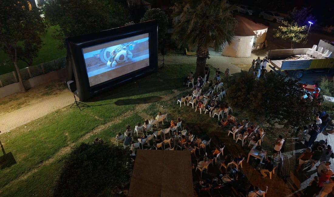 Gemlik’te yaz coşkusu devam ediyor Gemlik Belediyesi, yaz etkinlikleri kapsamında düzenlediği açık hava sinema gösterimleriyle
