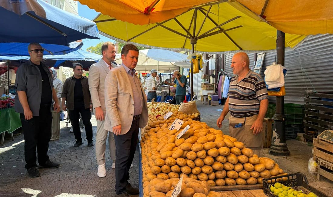 Erkan Aydın Muradiye pazarı’nda esnafın derdini dinledi Osmangazi Belediye Başkanı Erkan Aydın, Muradiye Mahallesi’ndeki pazar yerinde esnaf