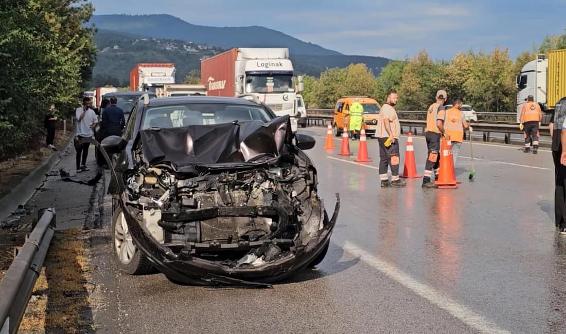Yağışta kayan otoyolda facia: 10 araç birbirine girdi Sakarya geçişinde 10 aracın karıştığı zincirleme kazada 10 kişi yaralandı,