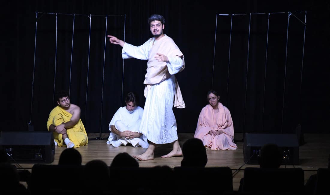 “Bir Ustanın İzinde” gecesi Genco Erkal’a adandı Osmangazi Belediyesi’nin ev sahipliğinde düzenlenen anma gecesinde Genco Erkal’ın hayatı