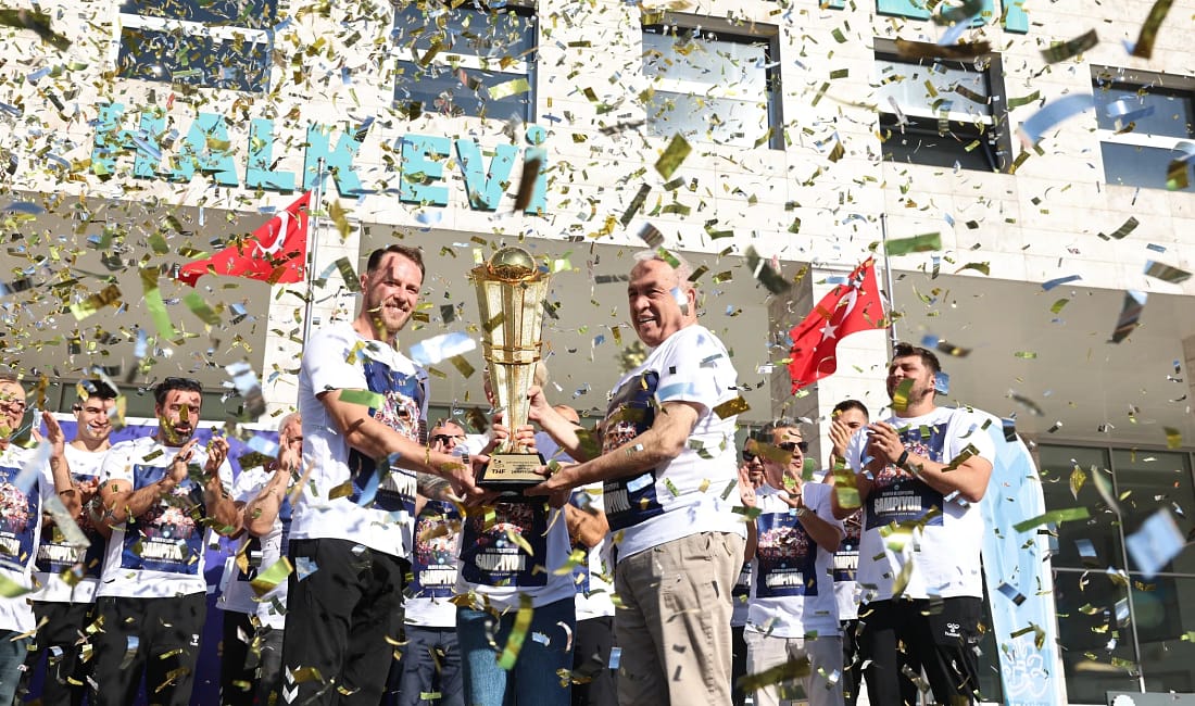 Nilüfer Belediyespor’dan tarihi Süper Kupa zaferi 2025 Hentbol Erkekler Süper Kupası’nı kazanan Nilüfer Belediyespor, şampiyonluk kupasını