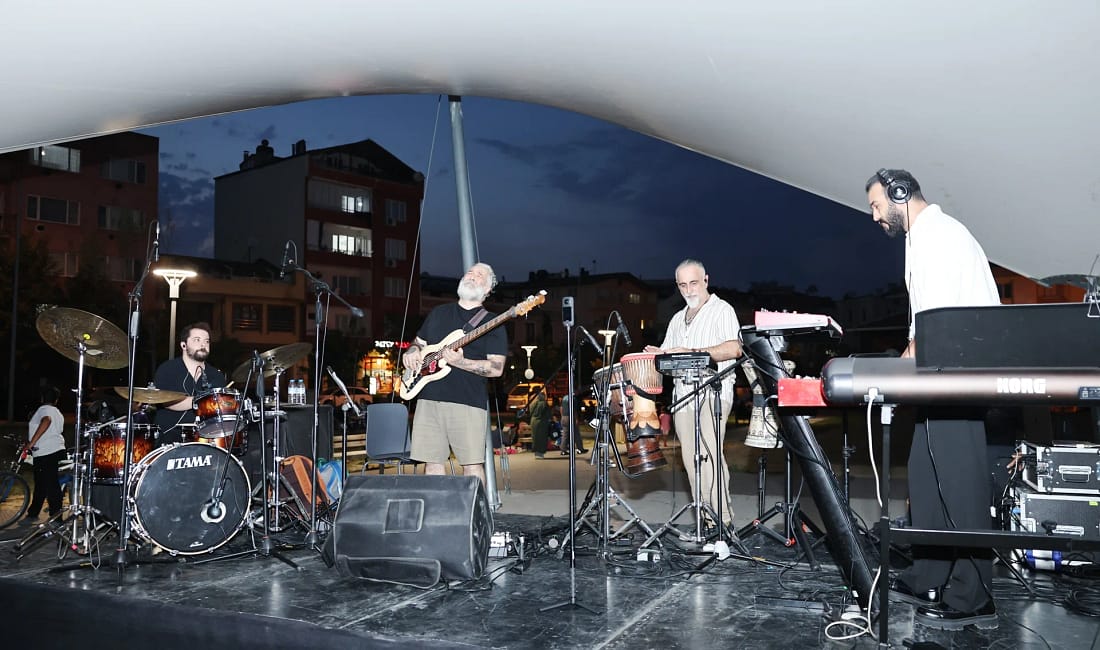 “Bursa Bülbülü” izleyiciyle buluştu Nilüfer Belediyesi’nin Pancar Deposu'nda gerçekleştirdiği açık hava etkinliğinde, vatandaşlar hem