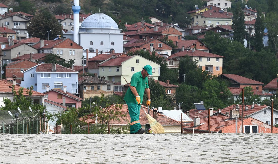 Temizlik ekipleri her gün ilçeyi baştan sona süpürüyor Osmangazi Belediyesi’nin temizlik ekipleri, merkezden kırsala kadar her gün 270
