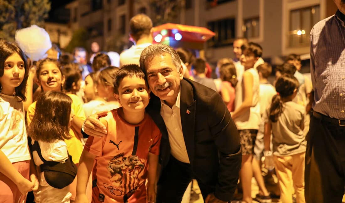 Gemlik’te açık hava sineması coşkusu Gemlik Belediyesi, yaz etkinlikleri kapsamında Eşref Dinçer Mahallesi’nde çocuklara yönelik