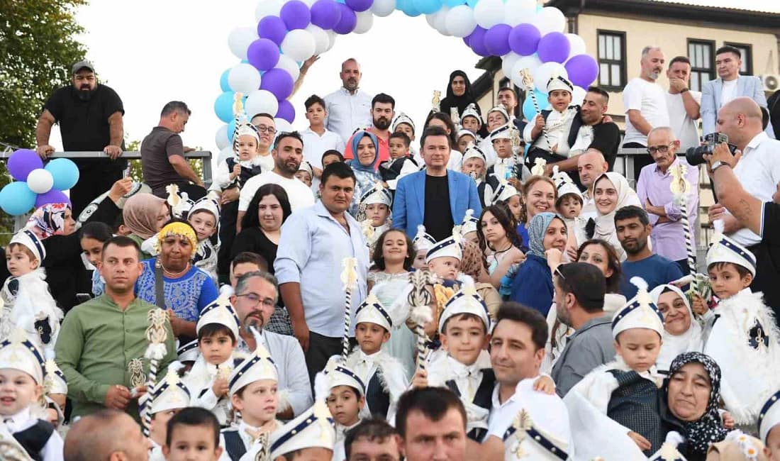 Bursa Osmangazi’de sünnet şöleni Osmangazi Belediyesi’nin Osmangazi Kent Konseyi ile ortaklaşa düzenlediği etkinlikle yaklaşık