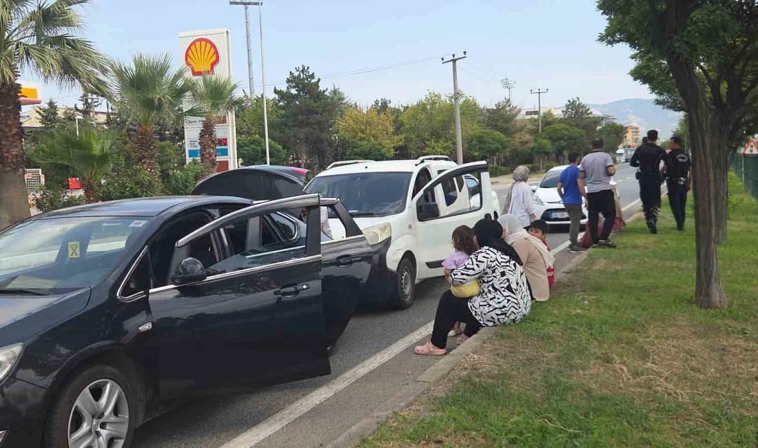 Bursa’da 3 otomobil bir birine girdi, 1 bebek ve çocuk yaralandı Orhangazi ilçesinde Yalova-Bursa karayolu Orhangazi çıkışında yavaşlayan trafikte üç araç