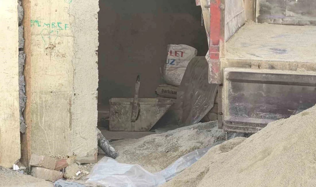 Bursa’da inşaatta işçinin üzerine kova düştü Bursa’nın İnegöl ilçesinde inşaatta üzerine 50 kiloluk kova düşen 33