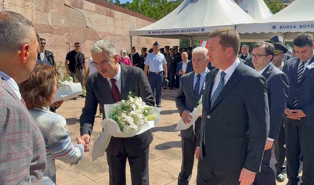 Celal Bayar 39 yıl sonra kabri başında anıldı Celal Bayar'ın vefatının 39. yılında gerçekleşen anma töreni, siyasiler ve