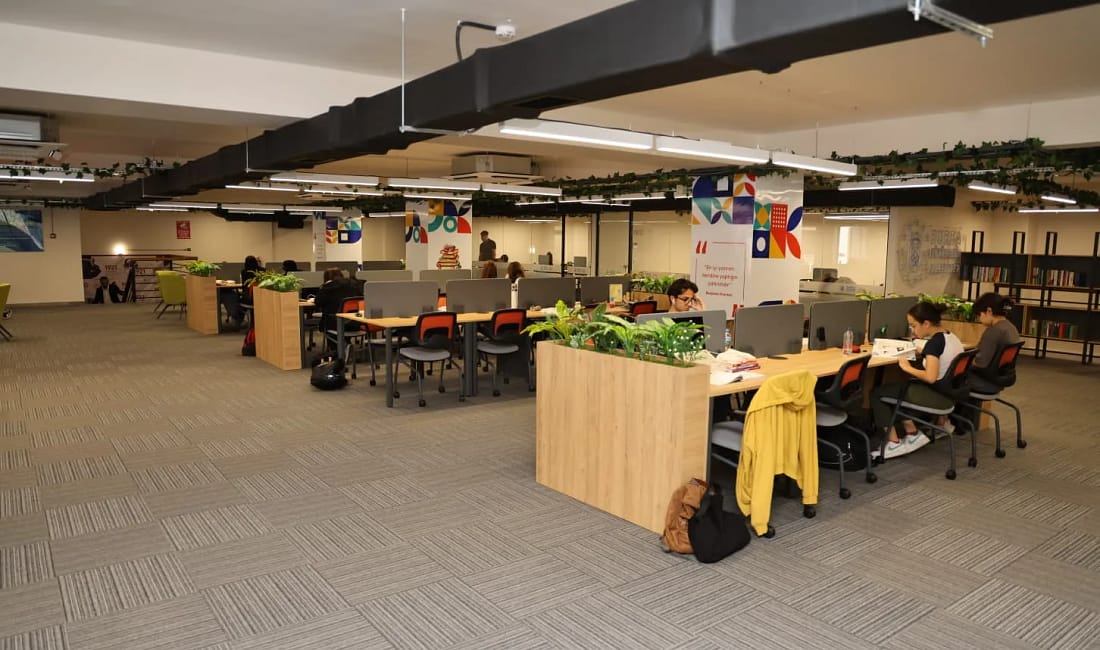 Gemlik Gençlik Merkezi kapılarını açtı Bursa Büyükşehir Belediyesi tarafından gençlerin kendilerini ifade edebilmeleri, fikirlerini paylaşabilmeleri