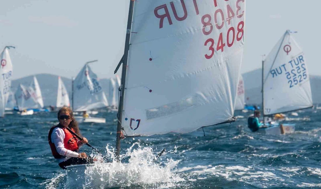 Genç yelkenciler dalgalara karşı mücadele etti Türkiye Açıkdeniz Yarış Spor Kulübü (TAYK) tarafından bu yıl 13.’sü
