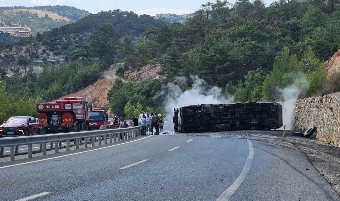 Havran’da zift yüklü kamyon devrildi yangın çıktı Balıkesir'de zift yüklü bir kamyonun devrilmesi, yangın ve trafik sorunlarına