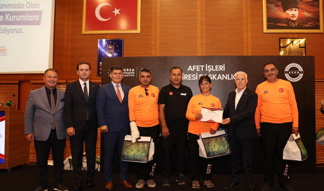 Bursa’da yangın mücadelesi örnek oldu Bursa Büyükşehir Belediye Başkanı Mustafa Bozbey, Bursa’daki orman yangınlarının söndürülmesi