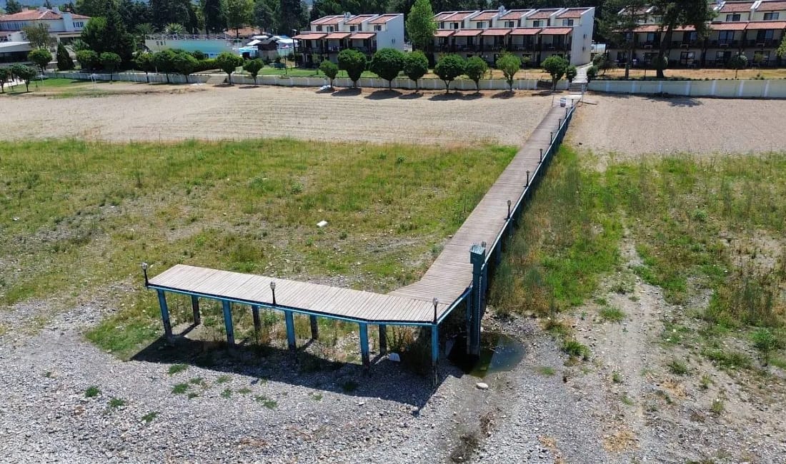 İznik Gölü’nün en büyük iskelesi karada kaldı Bursa’nın İznik ilçesinde kuraklık, göl seviyesini kritik derecede düşürdü. İlçenin