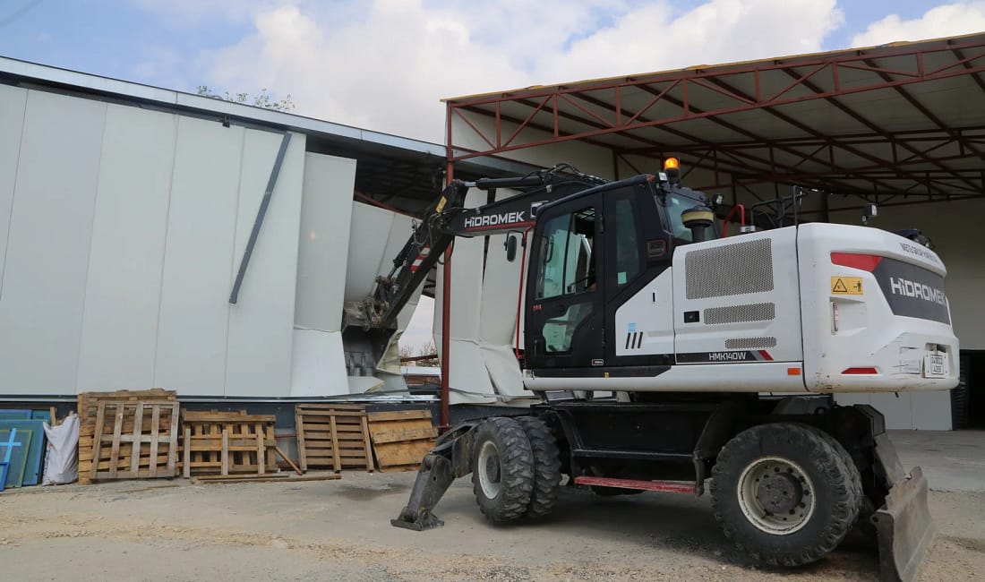 Nilüfer’de kaçak iki iş yeri yıkıldı Nilüfer Belediyesi, Ürünlü ve Yaylacık Mahalleleri’nde imara aykırı olduğunu tespit