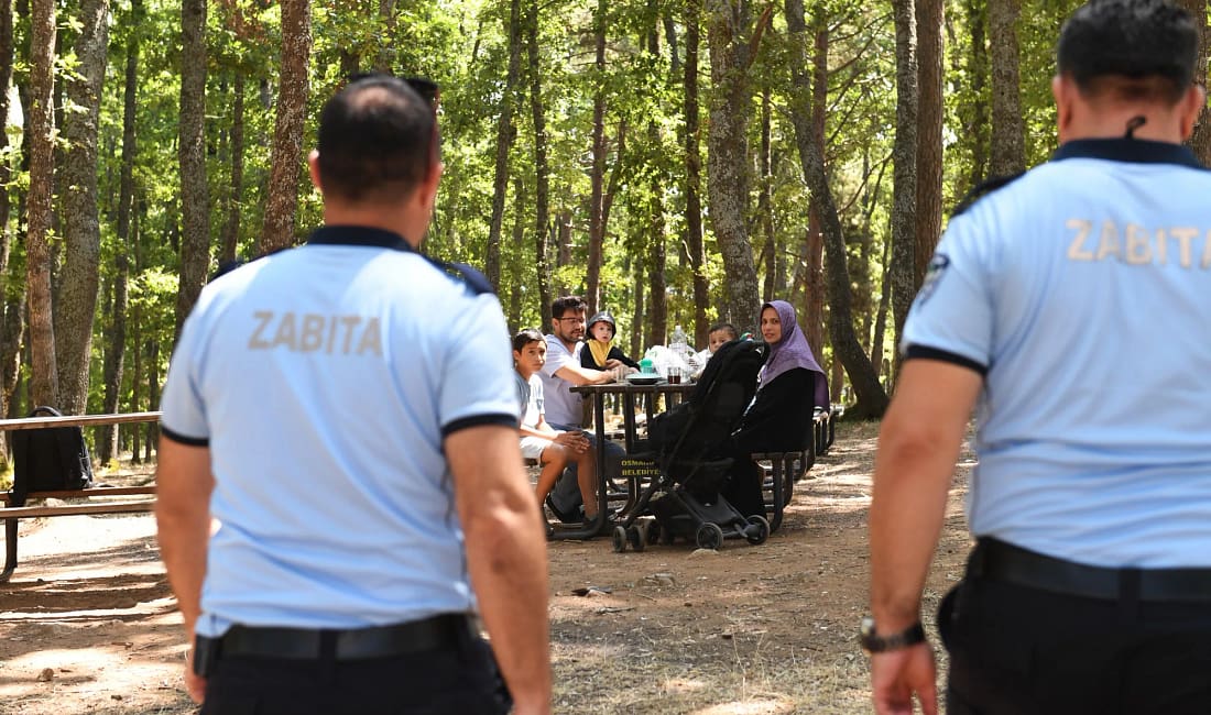 Osmangazi Zabıtası görevde Osmangazi Belediyesi Zabıta Müdürlüğü ekipleri, artan sıcaklıklarla birlikte yangın riskine