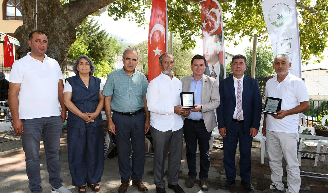 Başkan Aydın’dan gönüllülere teşekkür Bursa’da yaşanan orman yangınlarının ardından çevre temizliği için gönüllü olarak