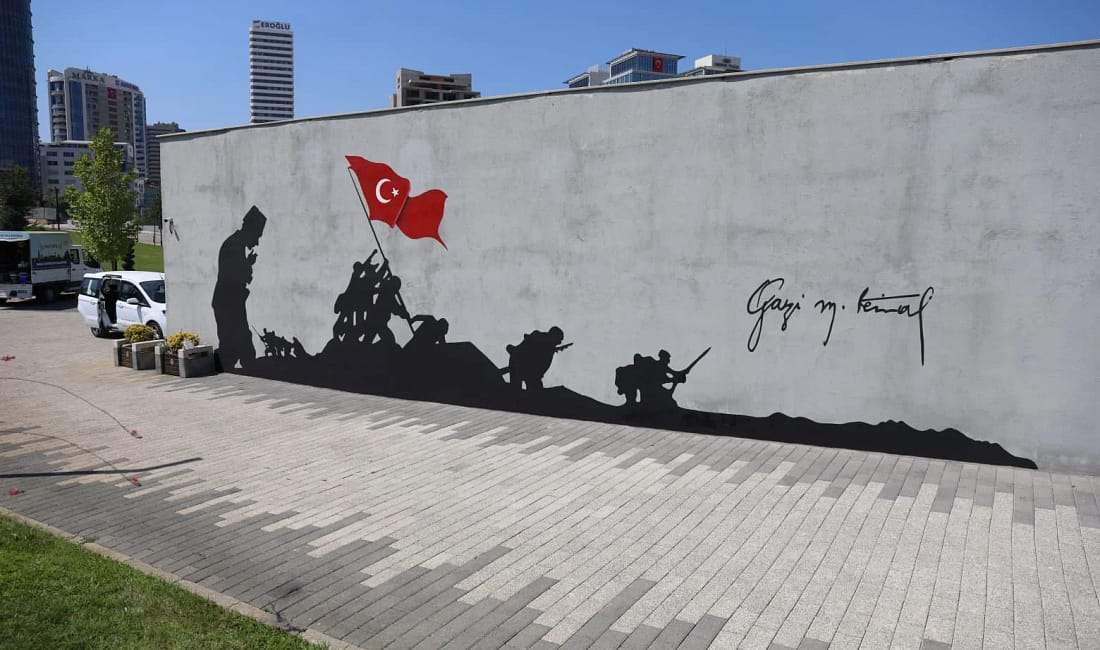 Zafer ruhu duvarlara yansıdı Bursa Büyükşehir Belediyesi tarafından 30 Ağustos Zafer Bayramı etkinlikleri kapsamında