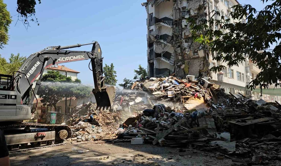 Sındırgı’da deprem sonrası hasarlı binaların yıkımına başlandı Balıkesir’in Sındırgı ilçesinde 10 Ağustos’ta meydana gelen depremin ardından ağır
